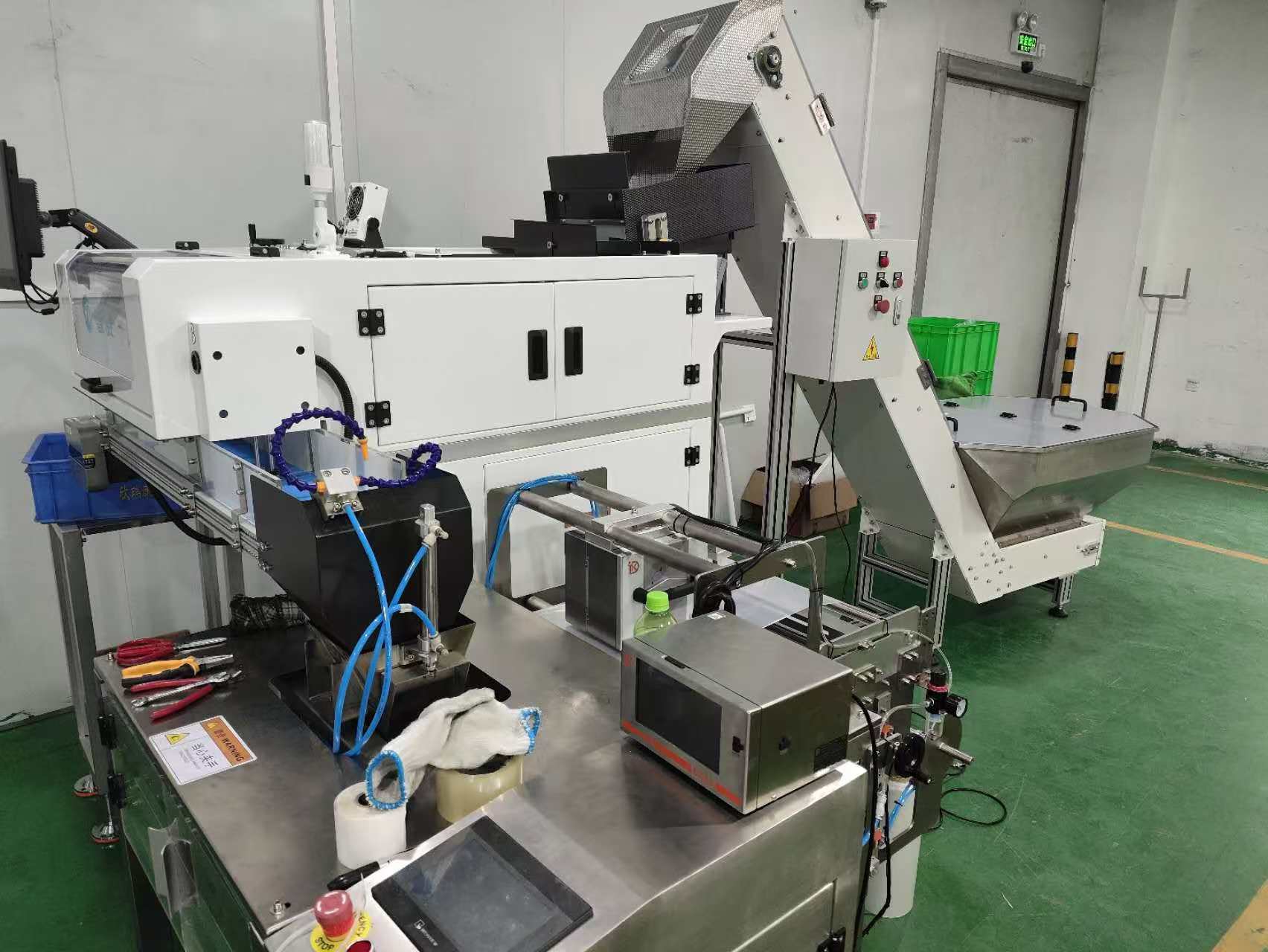 計數(shù)密封圈等橡塑產(chǎn)品+智皖VBP224視覺計數(shù)機(jī)+提升機(jī)+筒膜式包裝機(jī)